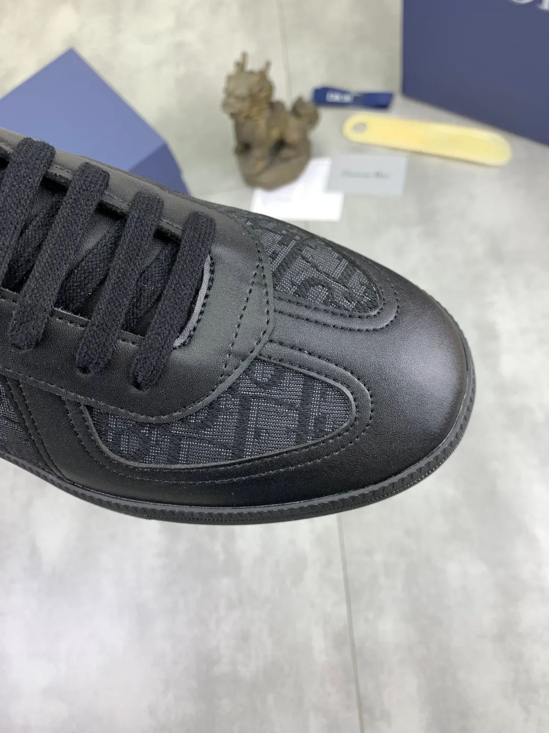 Men's shoes 💰P360 New Dior B01 moral training shoes, white first-layer cowhide, original molded outsole. New to the fall collection, this sneaker marks the return of a Dior classic, reinterpreted in a stylish and elegant silhouette. Crafted from white smooth first-grain cowhide with a tonal silk sheepskin lining, it features the Dior logo on the tongue and inner sides, and a CD icon on the heel. Paired with Tpu anti-slip soles of the same color, it can be matched with various styles to create a sophisticated look.  Code number: 38-44